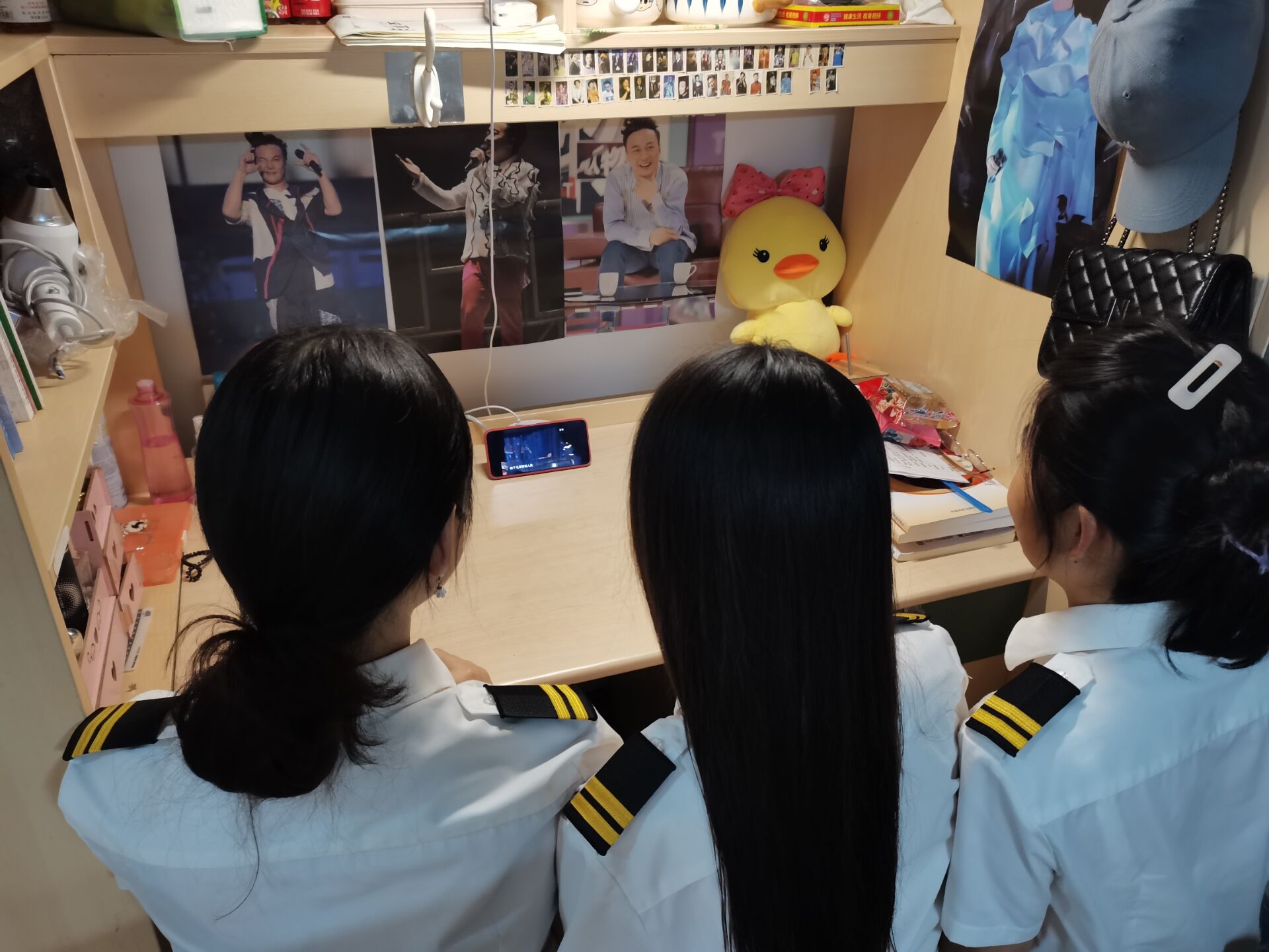 学校航空草莓视频
学生在寝室围坐一团，认真观看.jpg